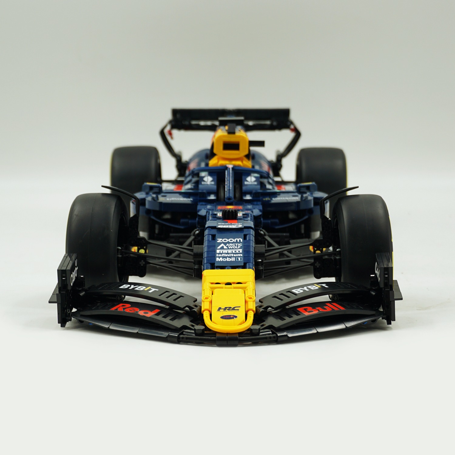 2464 ELEMENTÓW MOC Red Bull F1 – Model Kit F1 recenzja i cena